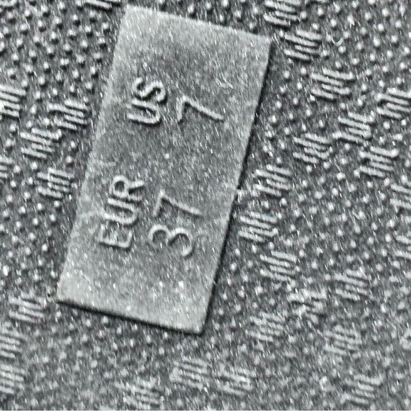 Furry Steve Madden Slides Black Slip On Size 7 S/M - Picture 3 of 7